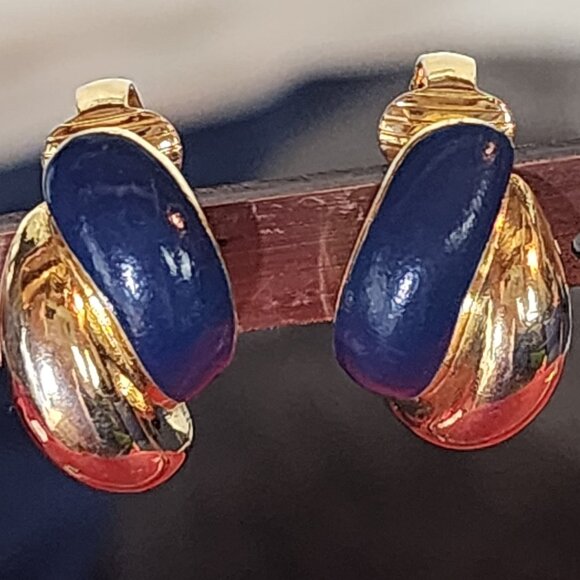 Avon Vintage Blue Enamel and Gold Tone Petite Magnetic Clip on 1" x 1" Earrings - Picture 6 of 16